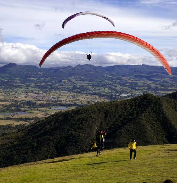 Comment organiser une expédition de parapente au-dessus des montagnes de la Cordillère des Andes, Pérou : équipements et conseils ?